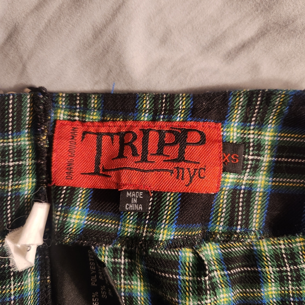 Tripp NYC Black and Green Pleated Mini Skirt - Picture 2 of 3